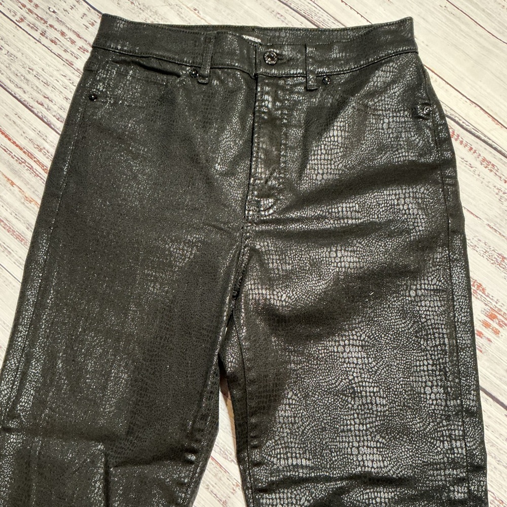 Express Mom Jean Super High Rise black snakeskin jeans. Size 6 - Picture 5 of 9